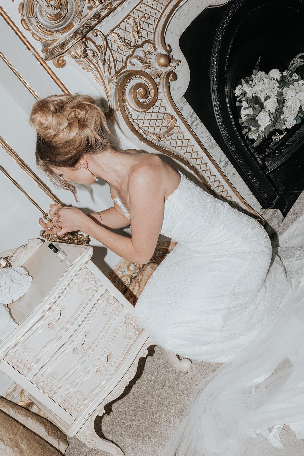 LA DENTELLE Chantilly Lace Wedding Dress
