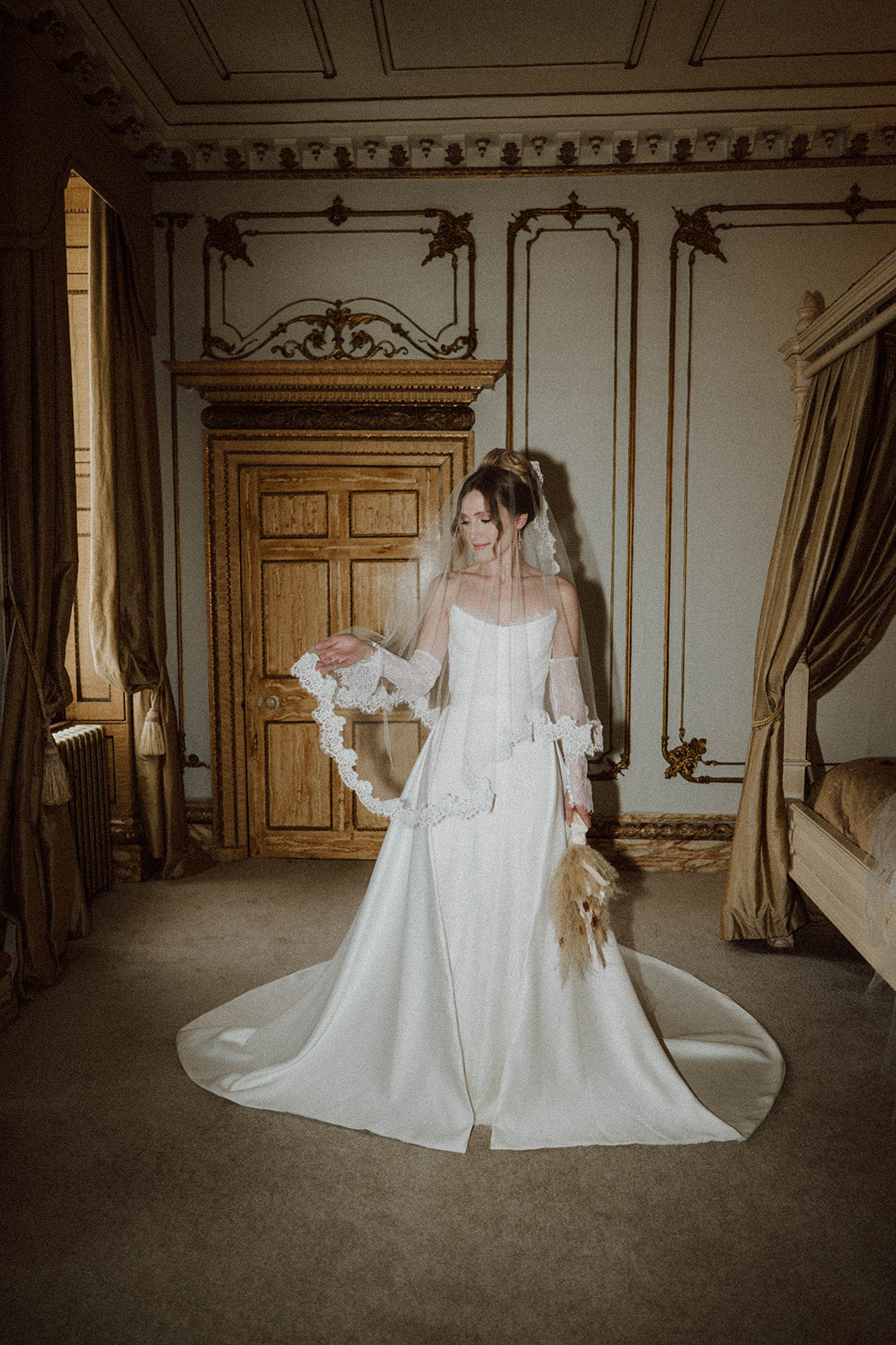LA DENTELLE Chantilly Lace Wedding Dress