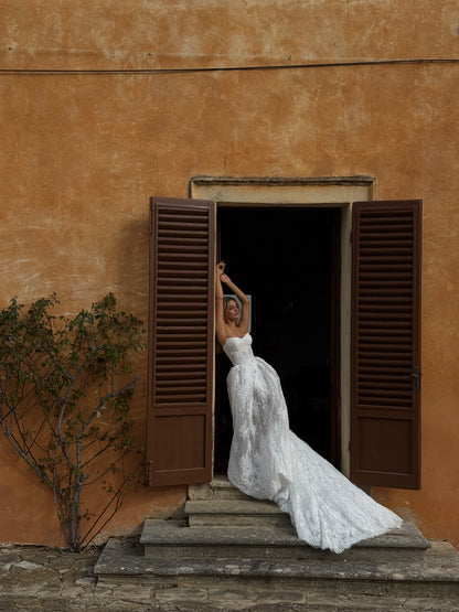 Laura Ivory Lace Wedding Dress