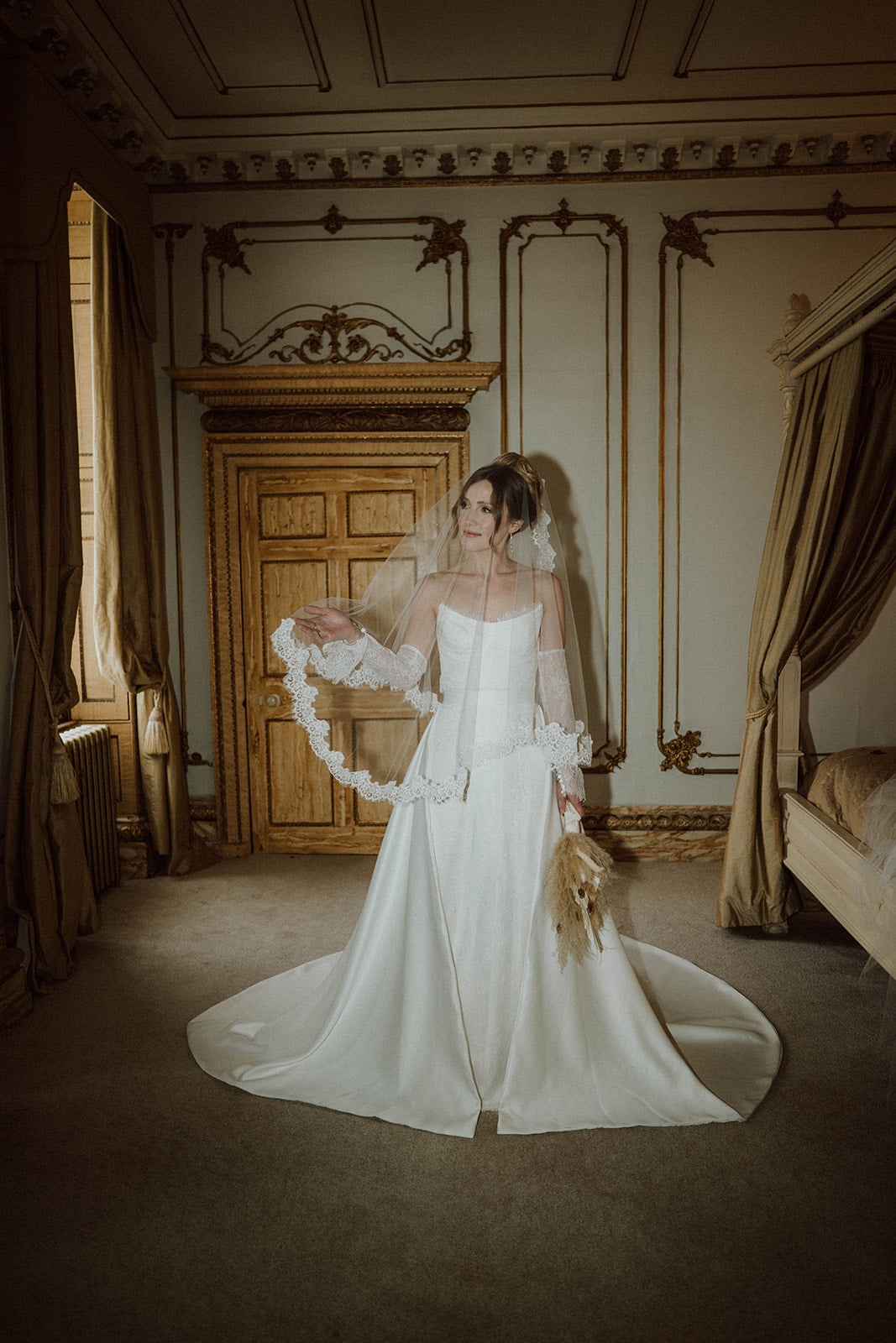 LA DENTELLE Chantilly Lace Wedding Dress