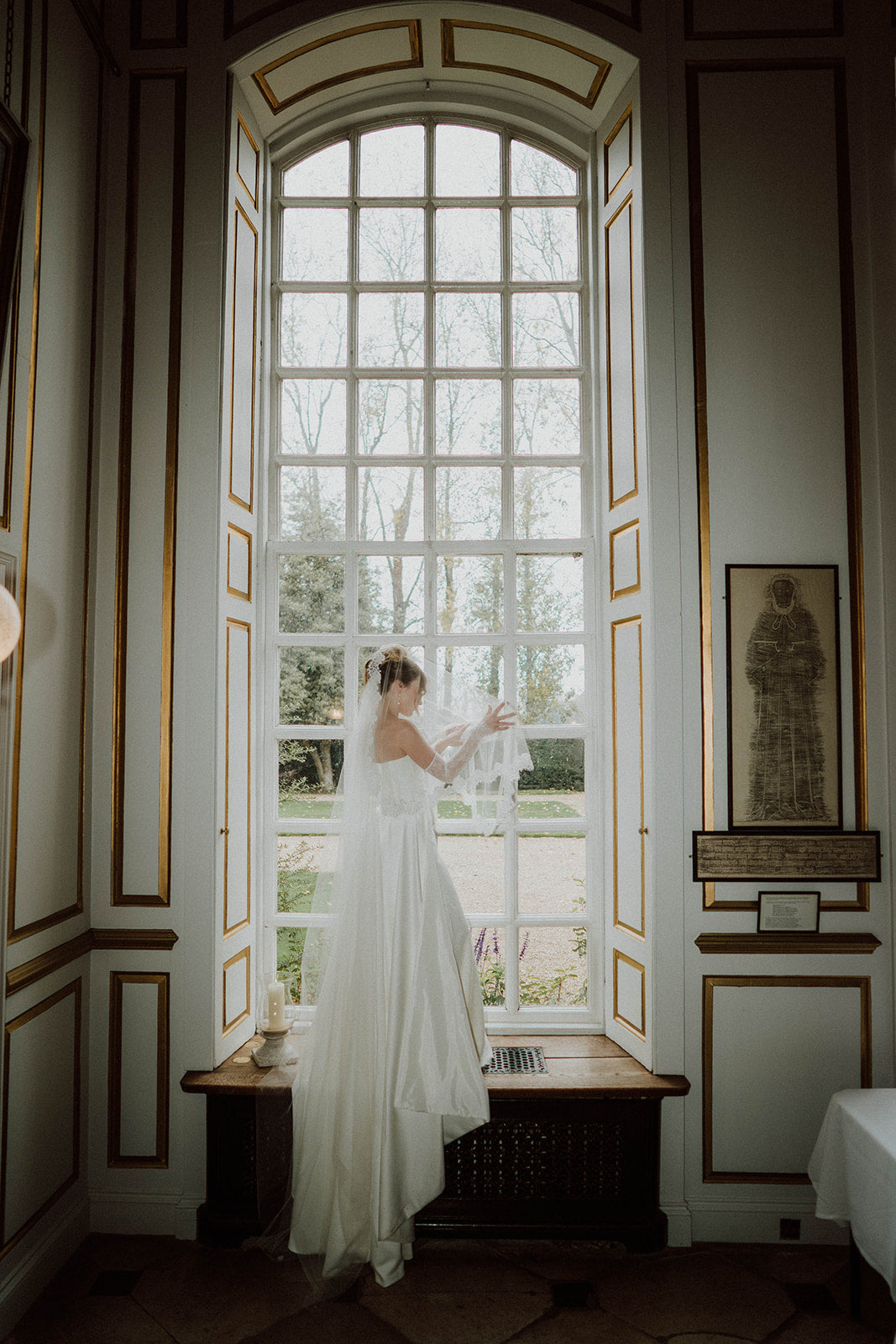LA DENTELLE Chantilly Lace Wedding Dress